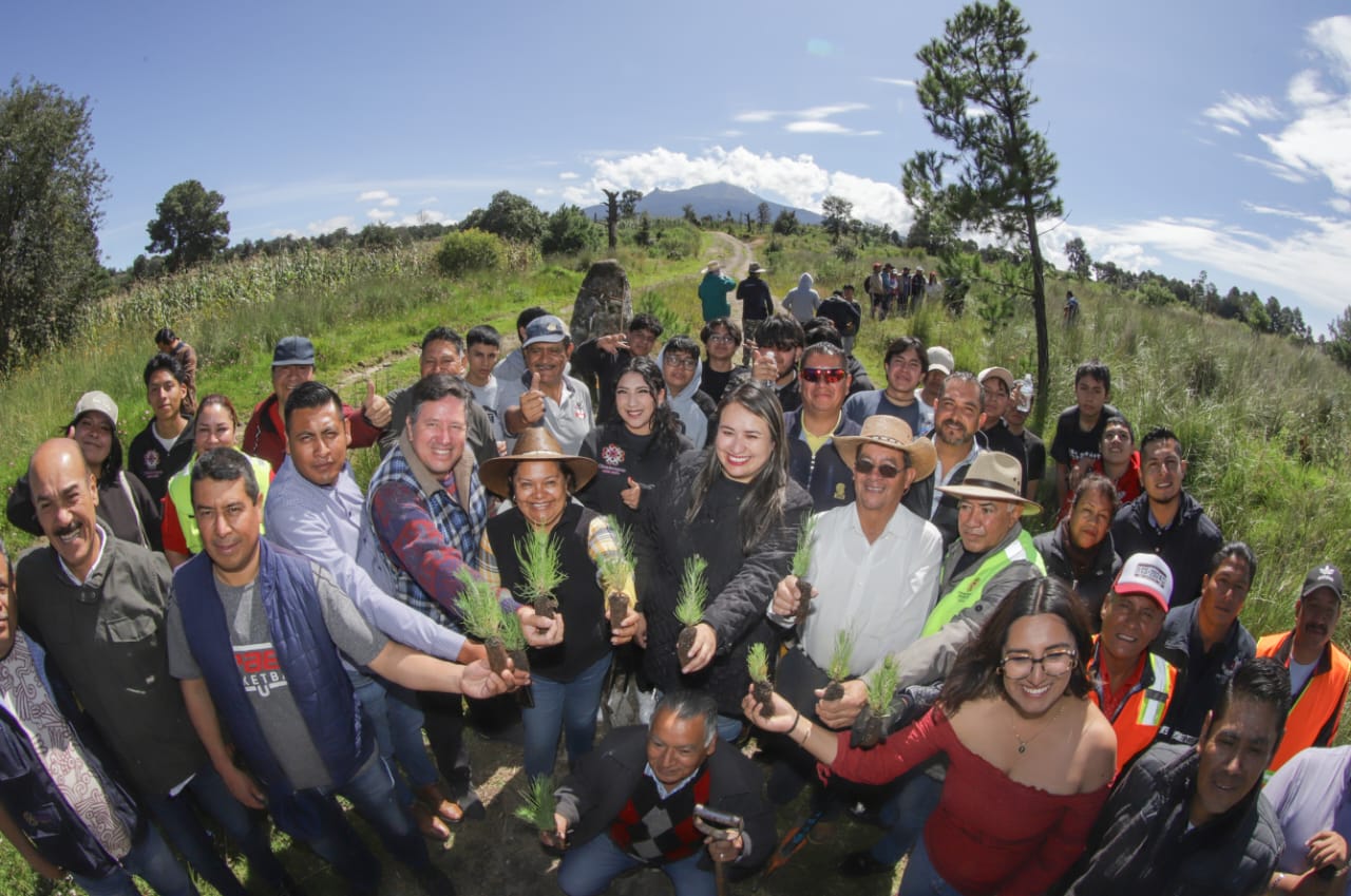 Emprende Blanca Angulo tercera jornada de reforestación en Chiautempan; se plantaron 1000 árboles